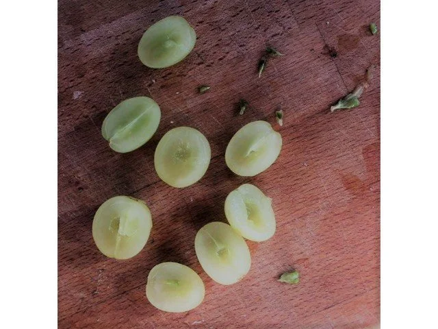 Preparing grapes for guinea pigs