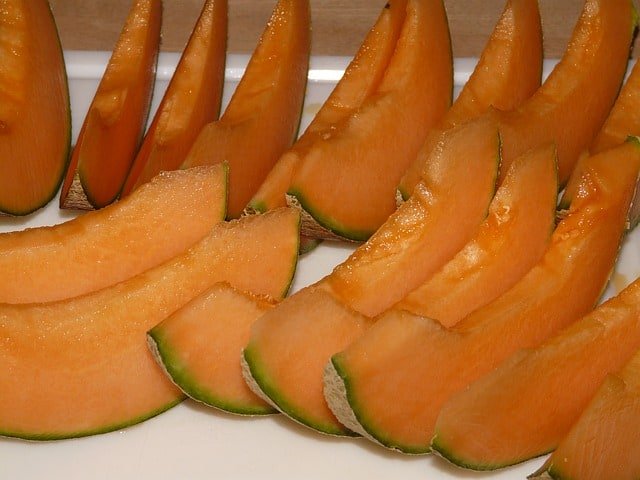 Can guinea pigs eat cantaloupe rinds?