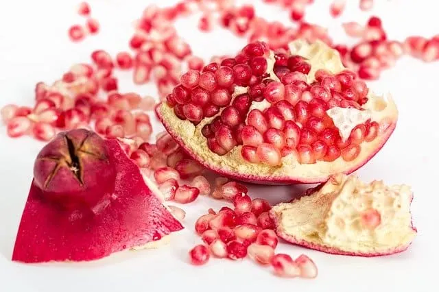 Can guinea pigs eat pomegranate seeds?
