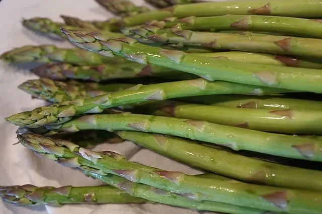 Can guinea pigs eat asparagus stalks?