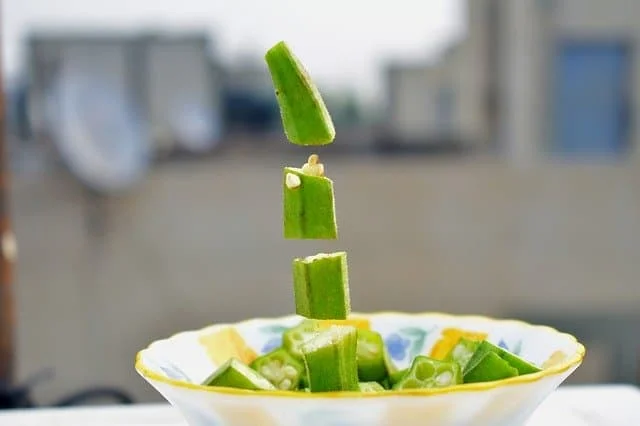 How much okra can guinea pigs eat at a time?